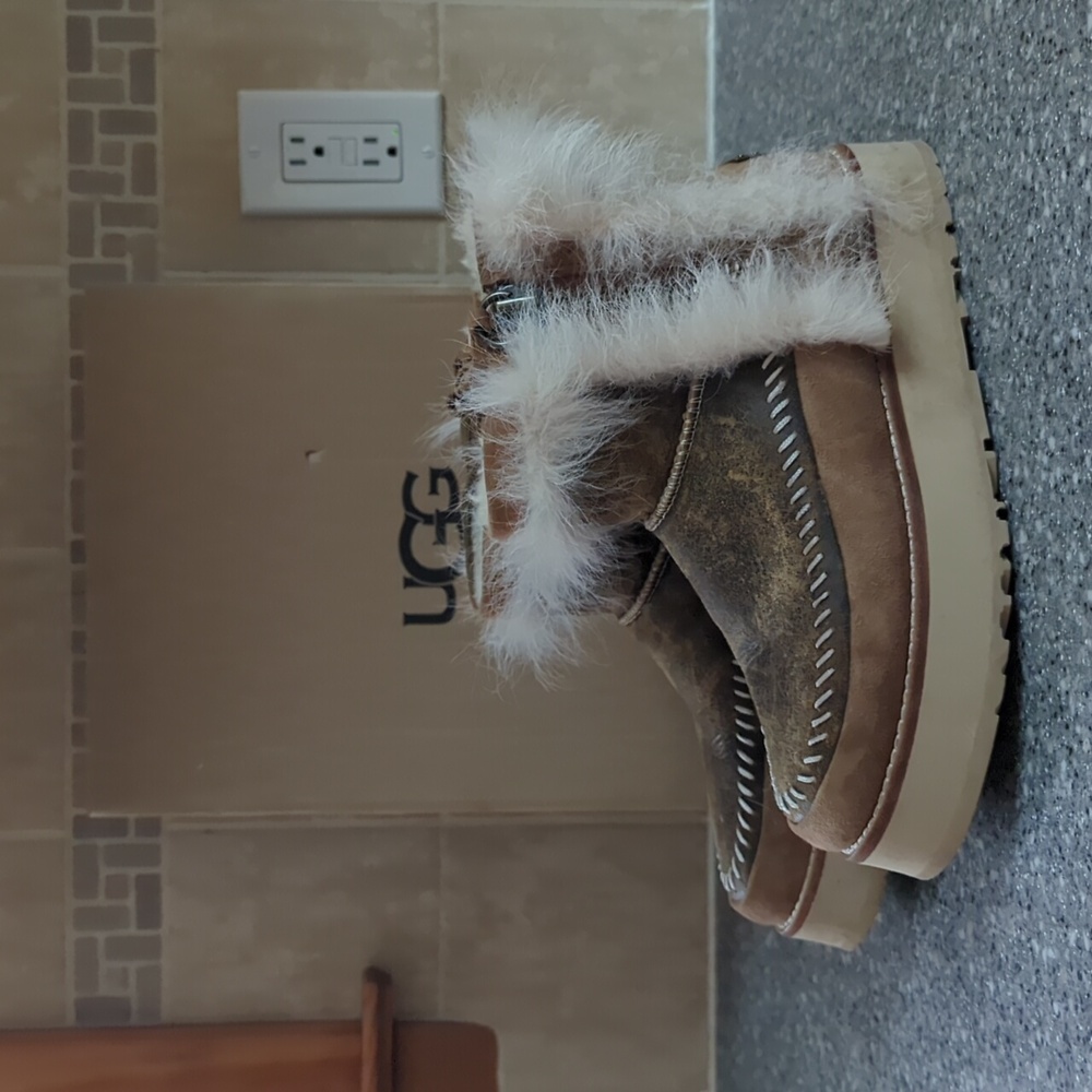 UGG Women's Brown Shearling Boots - Worn Once